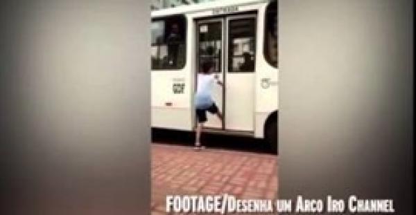 بالفيديو.. شاهد كيف انتقم سائق أتوبيس من طفل حاول المزاح معه