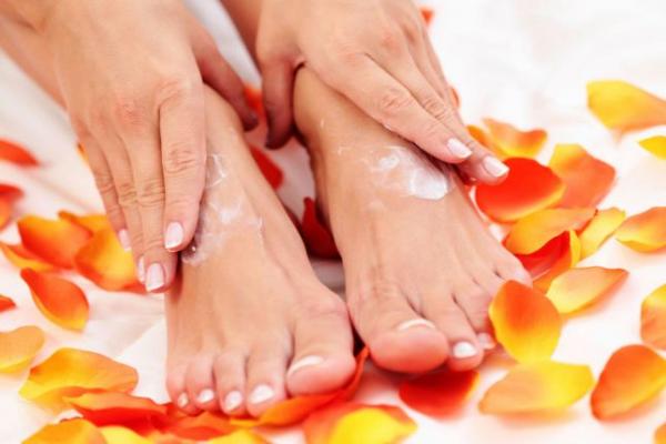 أسهل وصفة لعلاج تشقق القدمين