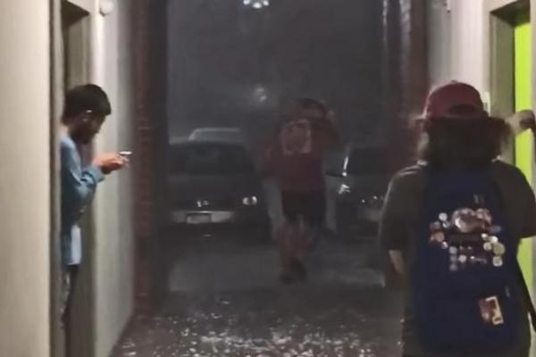 بالفيديو: طالب يتحدى البرق بمقلاة مطبخ