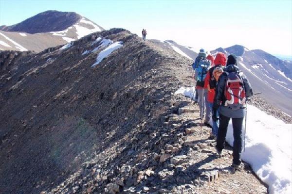 رحلة استكشافية تتحول إلى فاجعة بعد سقوط مميت لسائحة أجنبية في حفرة عميقة بجبل توبقال