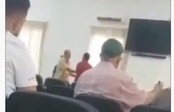 مطايفة خايبة وتبادل اللكمات داخل دورة المجلس الجماعي للقصيبة