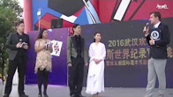 ماليزية تبدل ملابسها 18 مرة خلال دقيقة واحدة