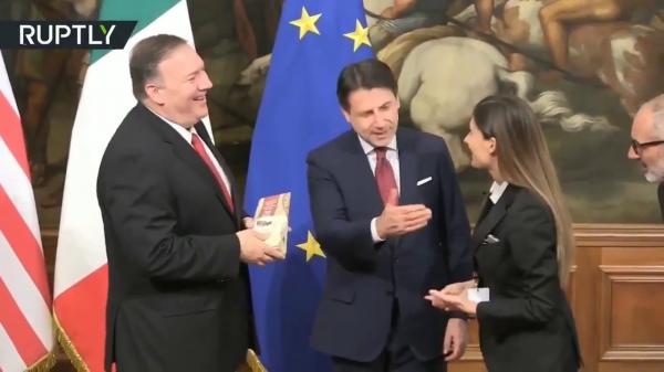 إعلامية ايطالية قامت بإعطاء علبة أكل كلاب إلى وزير خارجية أمريكا وقالت له تناولها