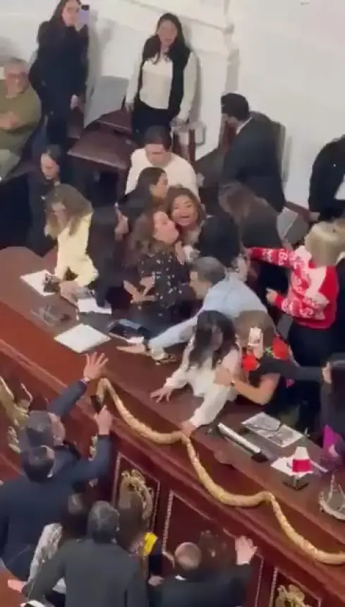 بالفيديو...اشتباك نسائي عنيف و"شد شعر" داخل البرلمان المكسيكي...