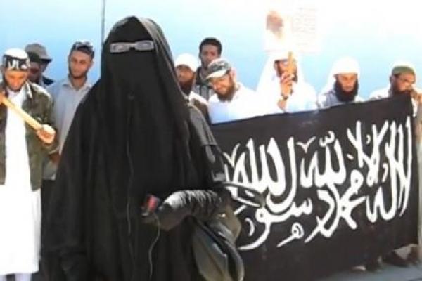 أم آدم مستعدة لتنفيذ عملية انتحارية بعد استبدالها لـ" قارورة العطر" بقنبلة يدوية