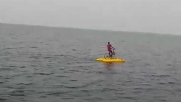 شاهد.. دراجة مائية تثير فضول الناضوريين لأول مرة بالكورنيش