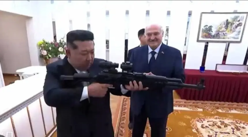 خلال زيارة رسمية.. رئيس كوريا الشمالية  يختبر بندقية أمام ضيفه  الرئيس البيلاروسي