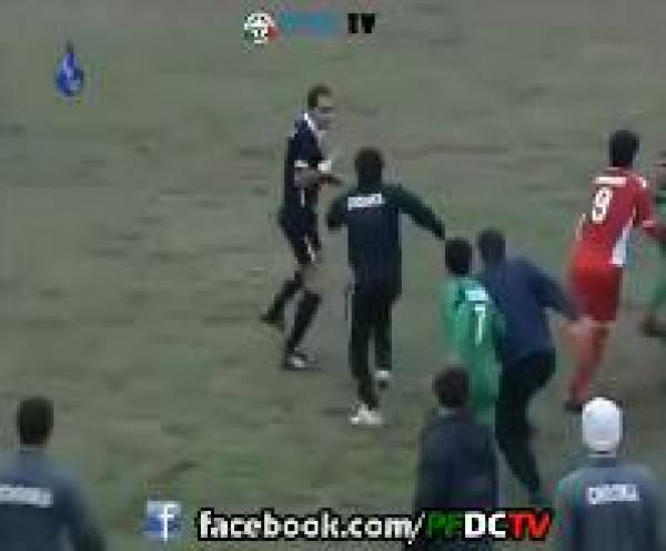 فريق كامل بمدربيه يلقن الحكم علقة ساخنة 