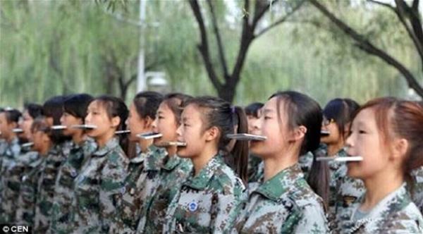 بالصور: تدريبات عسكرية غريبة لشفاء الطلاب من إدمان الهواتف