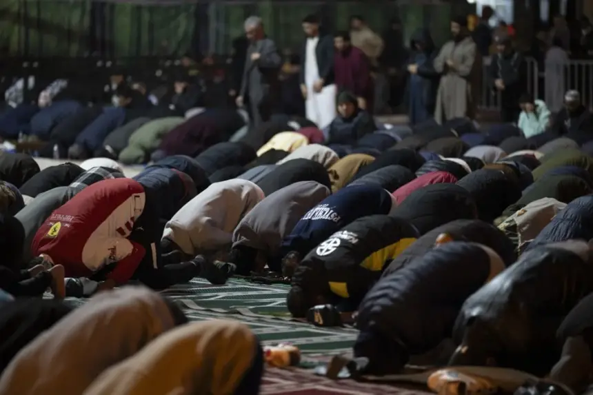 تعطيل صلاة التراويح لجمع التبرعات ليلة القدر.. إكرام لأهل القرآن أم تشويش على المصلين؟