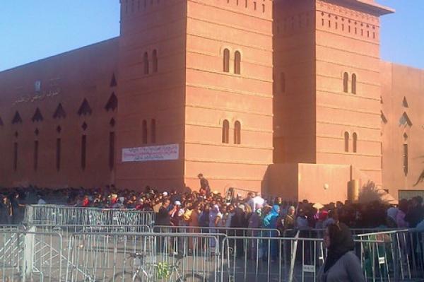 حِيَل طريفة ومبيت في الشارع من أجل تذكرة مباراة المغرب - تانزانيا