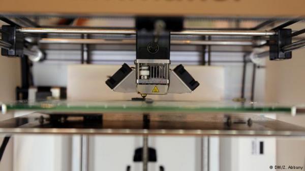 طباعة رقائق إلكترونية على الجلد... اختراع من وحي الخيال العلمي؟