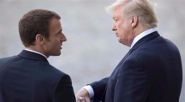 ترامب: ماكرون "يحب أن يمسك يدي"