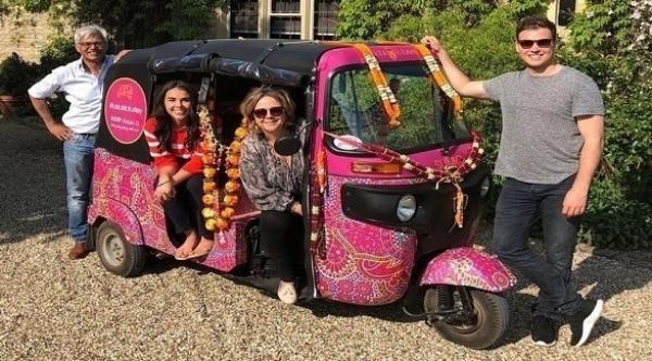 زوجان بريطانيان يجولان حول العالم على متن توك توك