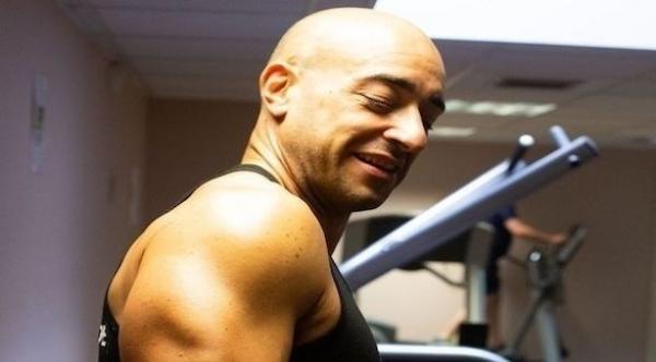 يصبح مدرباً رياضيا محترفاً بعد 3 أعوام من سكتة قلبية أدت إلى توقف قلبه