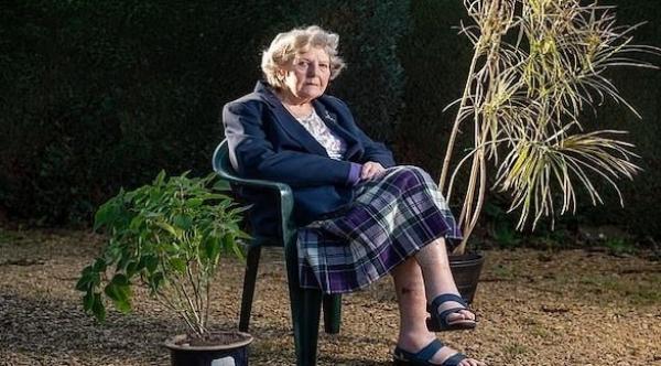 تسعينية تنجو من الموت  بأكل التراب مدة يومين