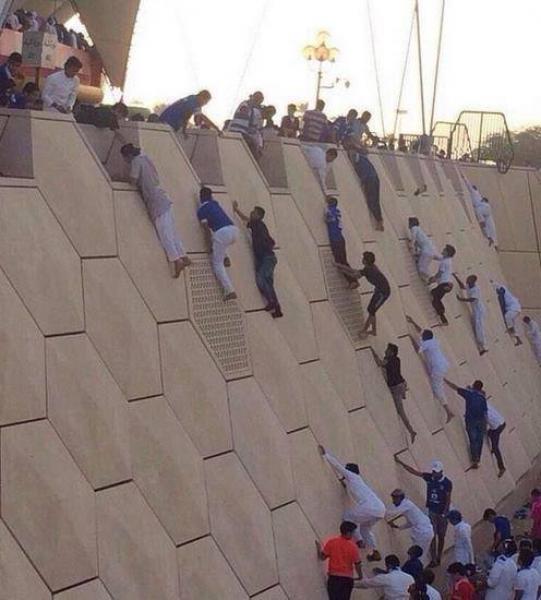 جماهير الهلال السعودي تتسلق جدار الملعب لحضور نهائي أبطال آسيا