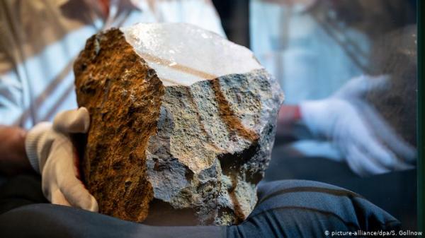 هدية سماوية.. نيزك يسقط على منزل ليحول صاحبه إلى مليونير