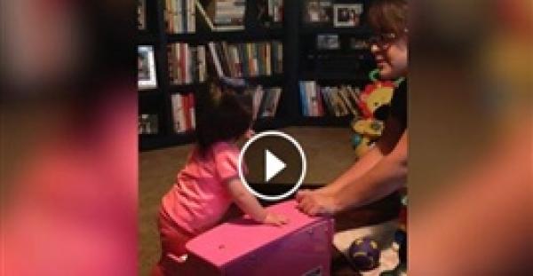 بالفيديو.. رضيعة تتشاجر مع والدتها بطريقة مضحكة