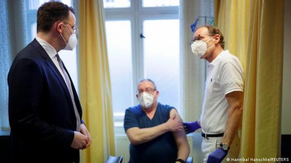 وزير الصحة الألماني ينس شبان في أحدى مراكز التلقيح.