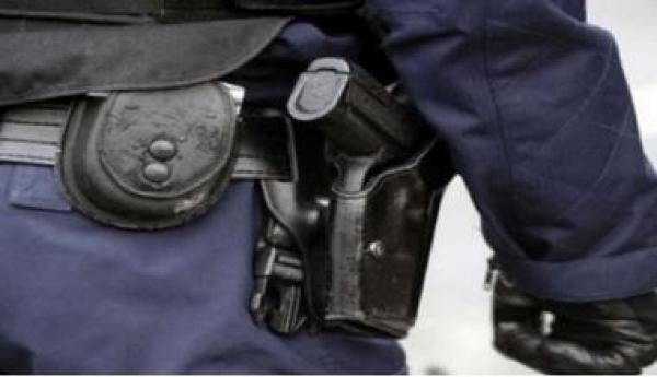 التحقيق مع شرطي "سكران" ترك مسدسه على متن القطار 