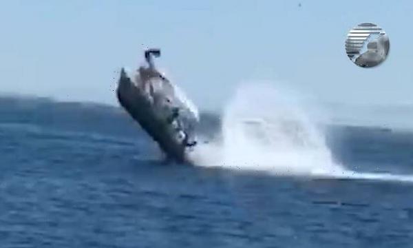 لحظة اصطدام قارب بحوت عملاق متسببا في قذف السياح الى الهواء(فيديو)