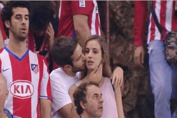 صورة .. تونسية تطلب الطلاق من زوجها بعد أن فضحته الكاميرات في نهائي دوري الأبطال !