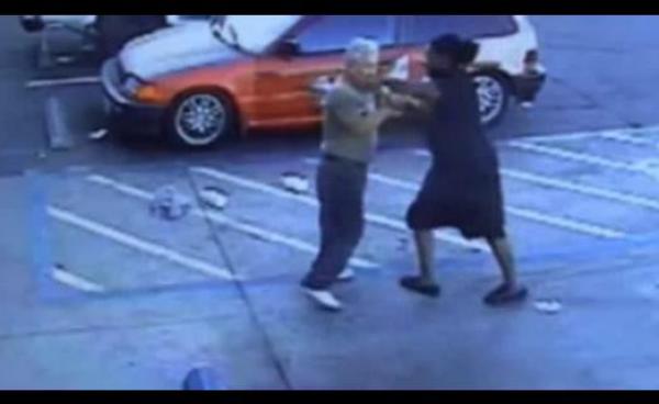 بالفيديو: امرأة تعتدي على مسن لتنتزع محفظته