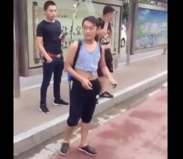 بالفيديو: رجل يستخدم "دوش متنقل" للتخفيف من حر الصيف