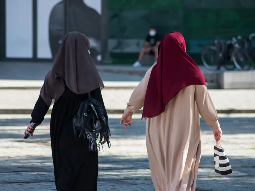 حزب "ماكرون" يتجه نحو منع الحجاب على الفتيات المسلمات بفرنسا