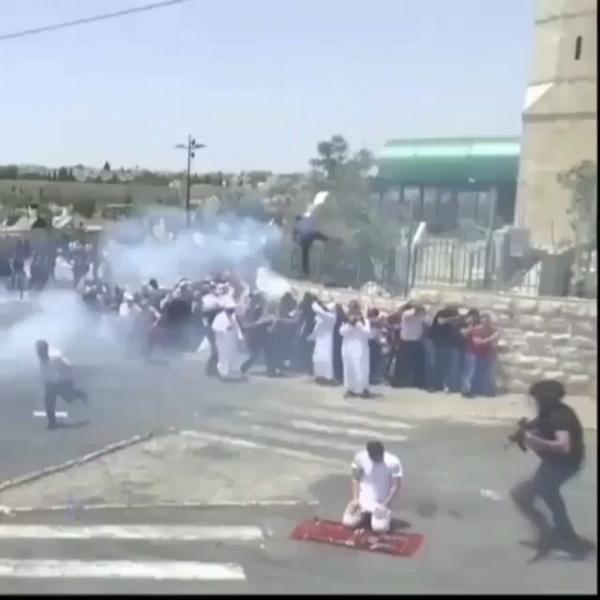 شرطي إسرائيلي يركل فلسطينيا يصلي في شوارع القدس