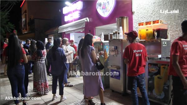 الحرارة تخرج ساكنة وجدة لتناول الأيس كريم