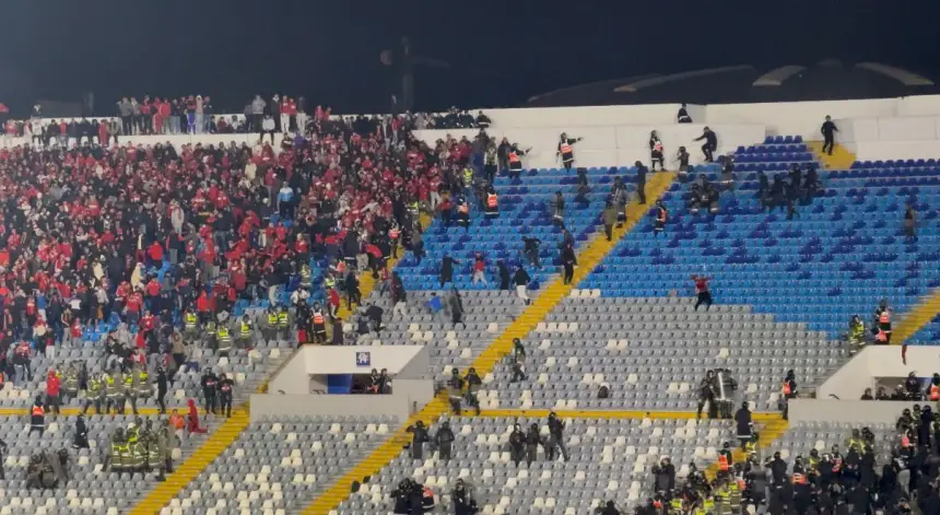 مشادات ورشق بالقارورات والشهب بين جماهير الجيش والوداد في المگانة...وتدخل أمني لاحتواء الوضع