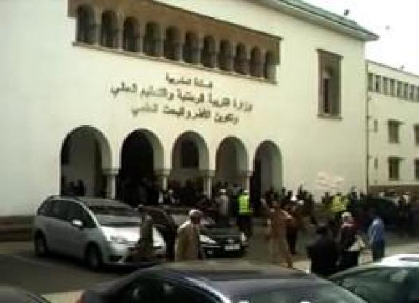 اقتحام باحة وزارة التربية الوطنية من طرف المعتصمين 23/03/2011