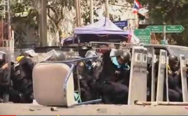 بالفيديو: لحظة بتر قدم جندي في الهواء بسبب تأخر "جزء من ثانية" (+18)