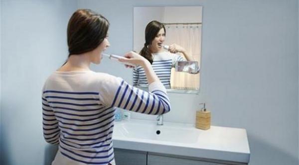 بالصور: فرشاة أسنان ذكية تبث فيديوهات مباشرة من الفم