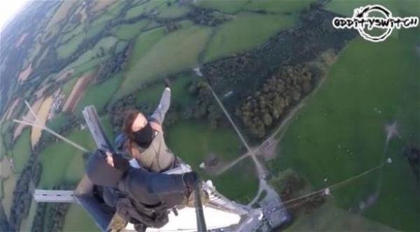 بالفيديو: مغامران يتحديان الموت عبر تسلق برج بث شاهق الارتفاع