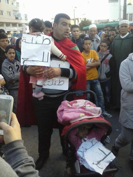 سمع سمع يا بنكيران : مغربي يعرض فلذات كبده للبيع بالشارع العام
