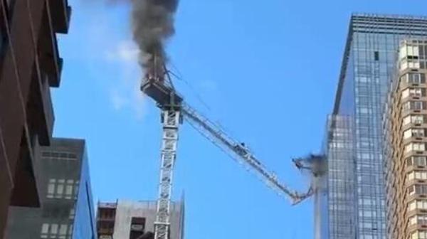 سقوط رافعة ضخمة من ارتفاع شاهق على شارع مكتظ بالسكان(فيديو)