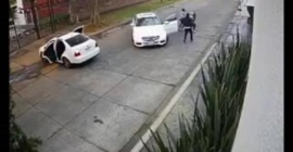 بالفيديو.. 4 شباب يعترضون طريق فتاة ويختطفونها بسيارتهم