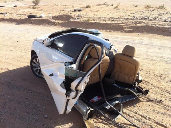 بالصور.. ينجو من الموت بأعجوبة بعد انشطار سيارته لنصفين!
