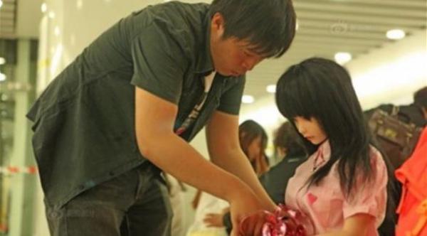 بالصور: أب يتبنى دمية ويعاملها كابنته الحقيقية