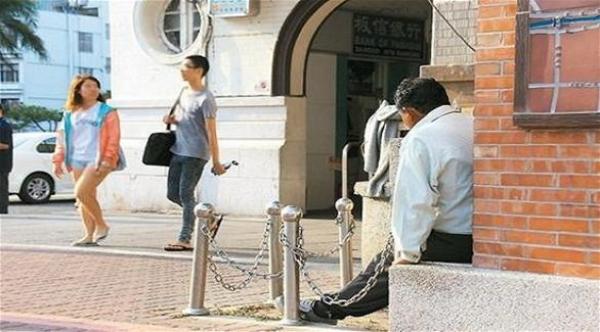 رجل ينتظر لقاء حبيبته في محطة القطار منذ 20 عاماً