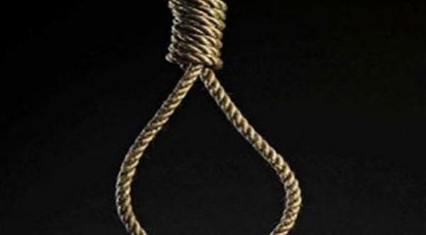  انتحرت المراهقة المصرية شنقاً من خلال ربط عنقها بحبل وصلته بأعلى سقف الغرفة (تعبيرية) 