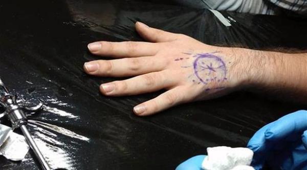 روسي يزرع بطاقة المترو في يده كي لا ينساها مرة أخرى