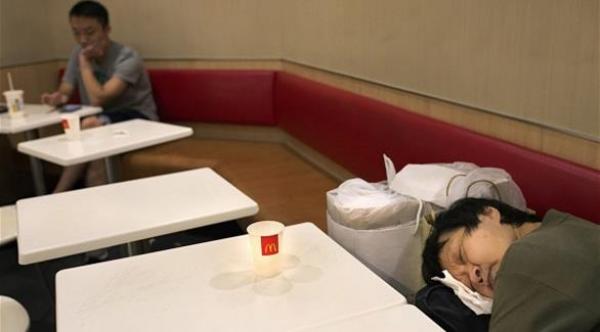 بالصور: مطاعم ماكدونالدز تتحول ملاجئ للمشردين