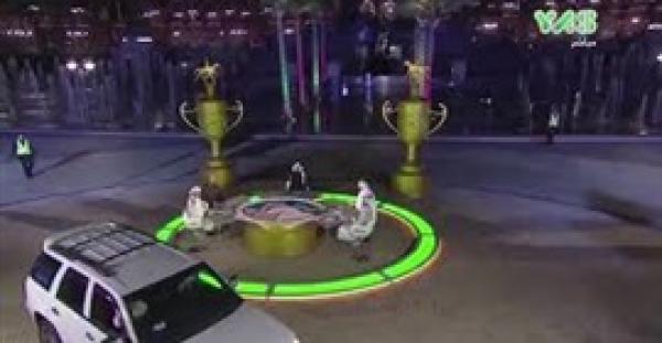 طريف.. امرأة تقتحم بسيارتها ستوديو قناة إماراتية على الهواء (فيديو)