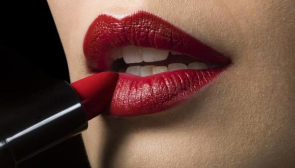 أحمر الشفاه قد يحتوي على مواد مسرطنة