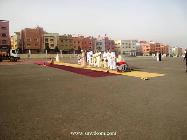 الساعة الإضافية تسبب تذمر في يوم العيد للمصلين