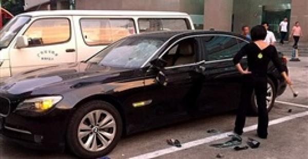 بالفيديو والصور.. شاهد ماذا فعلت امرأة في سيارة زوجها الخائن